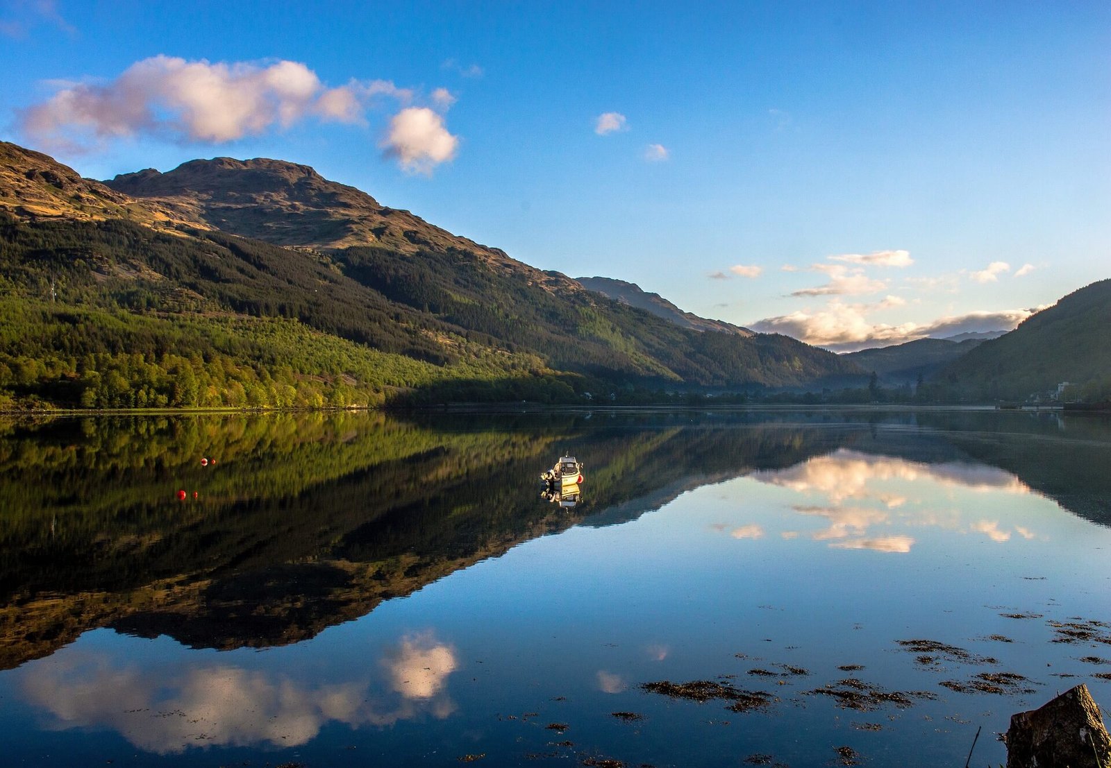 Panoramic view of Loch Lomond, showcasing the beauty of Scotland's landscapes on EdiVentures' one-day tours.